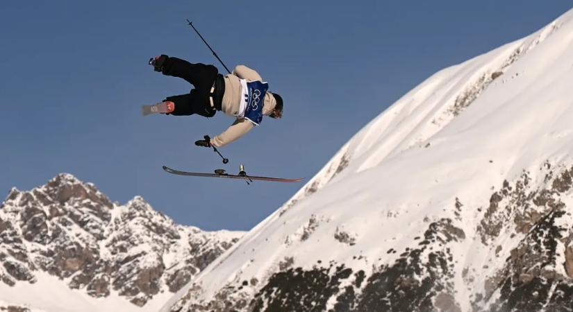 Ugratón szállt el az olimpiai bajnok svájci síelő léce, hatalmasat bukott