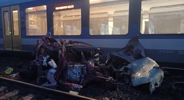 Borzasztó vasúti baleset Pécelnél: átdobta az érkező vonat az átjáróba elakadt autót a másik sínre