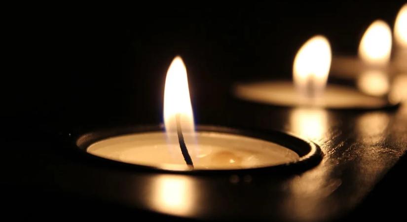 Gyászol a zenevilág: elhunyt a népszerű rapper fia