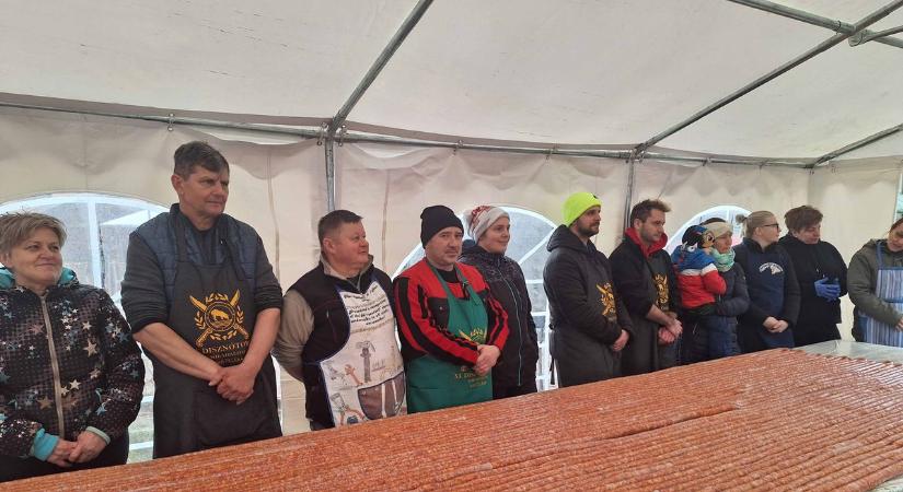 Amikor már az asztal sem volt elég hosszú Kisteleken: rekordkolbászt töltöttek Kisteleken