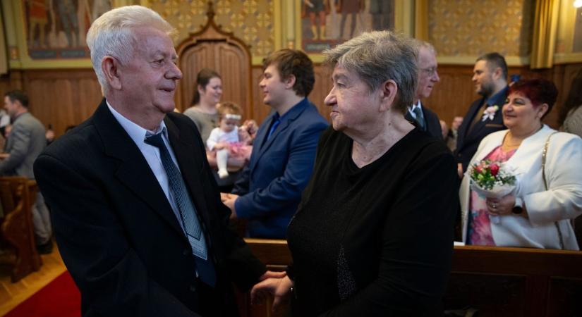 60 év házasság után újra kimondták a boldogító igent a kecskeméti városházán – fotók, videó