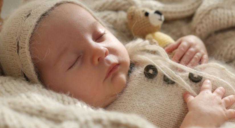 Megpuszilja a 4 napos kislányt a testvére: a baba reakciója megolvasztja a szíveket