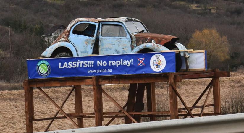 LASSÍTS!!! No replay! – roncsautós installációt avatott a rendőrség Sátoraljaújhelynél