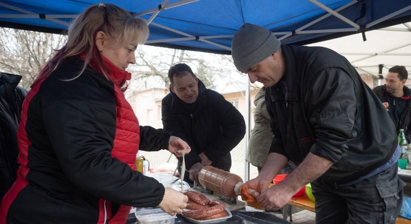 A nagymama szekrényéből a színpadra: otthonkabemutató tarolt a szegedi Böllérnapon