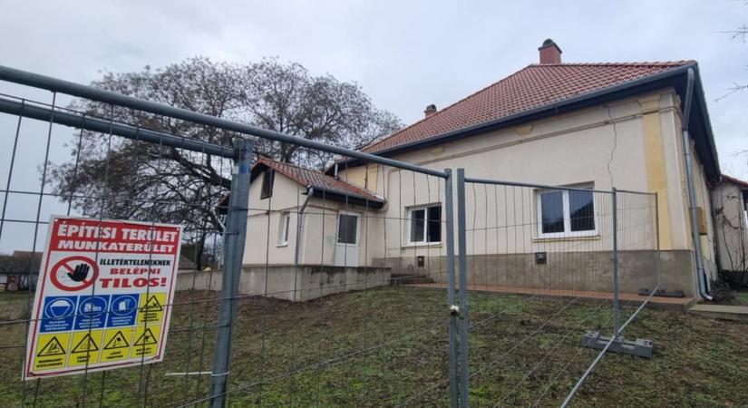 Nem hagyják elveszni: megmenekül a legendás pusztaszeri iskola