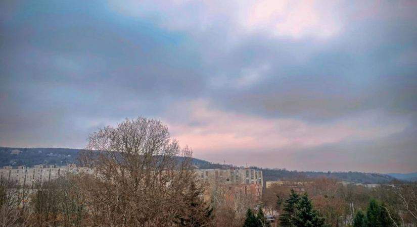 Hatalmas, szürke függönyt húz a város fölé az ég - borongós lesz a hét utolsó napja