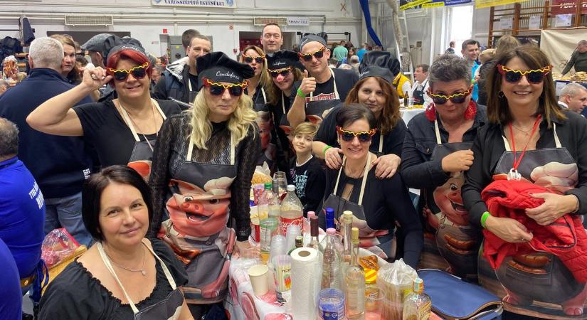 Komlói kolbásztöltő: százak buliztak egymás mellett (GALÉRIA)