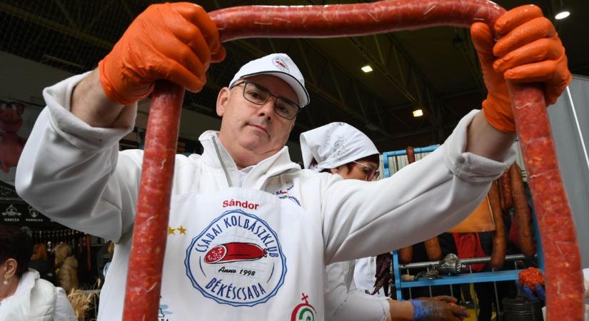 Mérget akartak keverni a kolbászba, de a lelkes szervezőknek köszönhetően nem sikerült