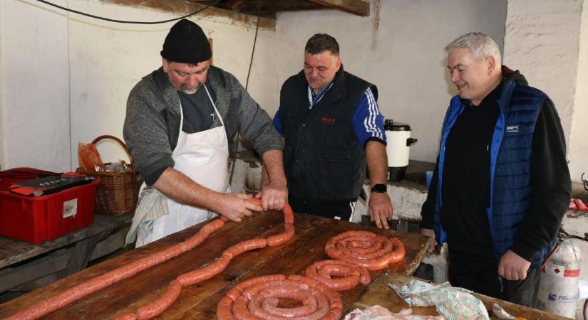 Finom falatok, emlékek, összetartozás: ilyen volt a homokmégyi disznótor – fotók