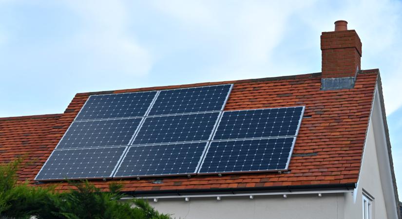 Újabb fordulat a megbírságolt otthoni napelemesek történetében - mindenki a másikra mutogat