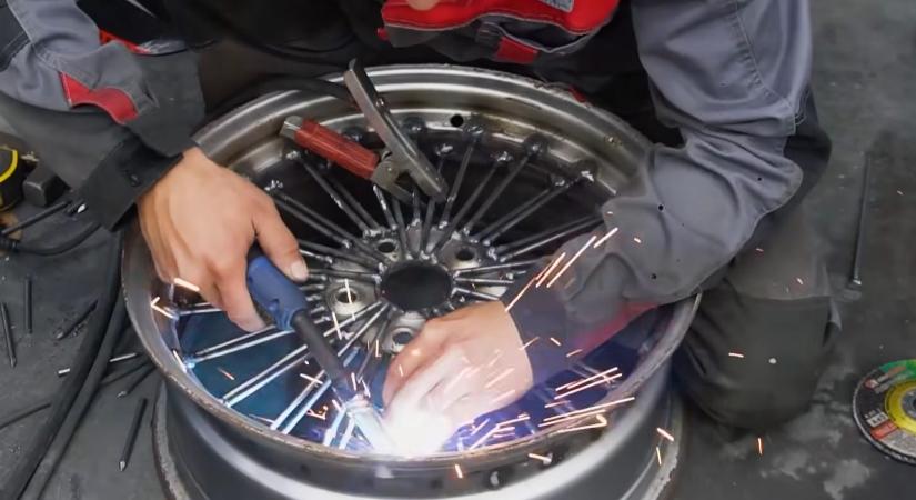 Sokküllős felnit szeretnél? Elő a szögekkel!