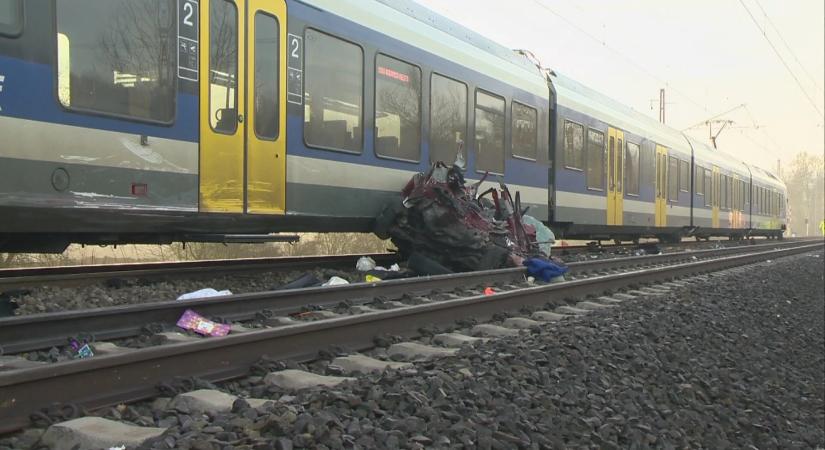 Másodperceken múlt, hogy nem lett tragédia – két vonat is letarolta a kocsit