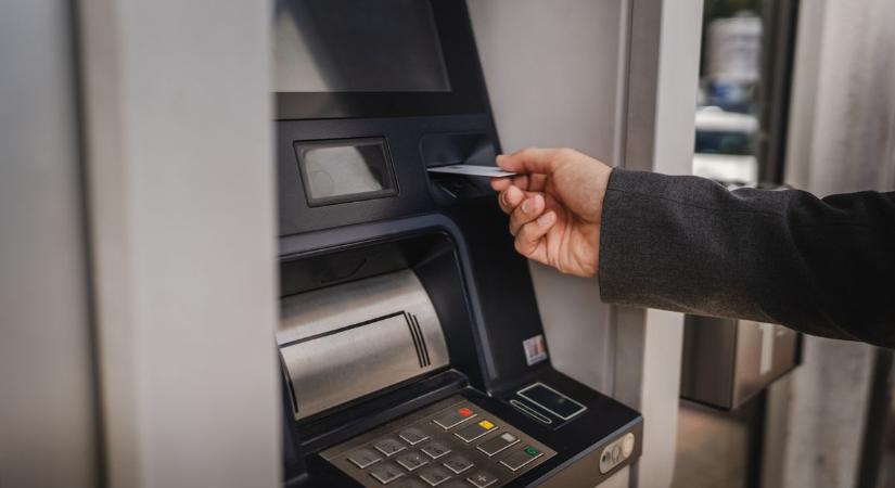 Megemelték a keretet, mégis sokan fizetnek a készpénzfelvételért egy apró hiba miatt