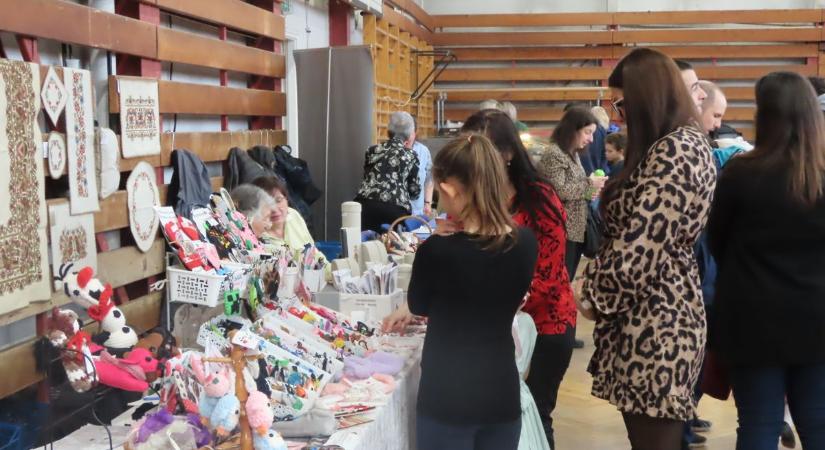 Sorban álltak érte a gyerekek: így morzsoltak kukoricát Vásárhelyen – videóval