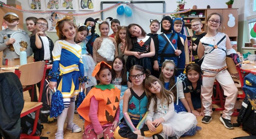 Farsang van, farsang van, járjuk a táncot gyorsabban – komáromi kisiskolások önfeledt szórakozásába pillantottunk be (Képekkel)