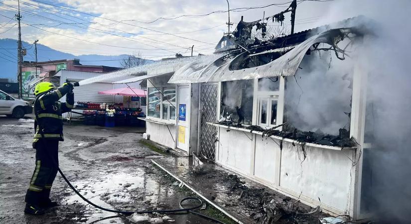 Kigyulladt egy pavilon a huszti buszállomáson