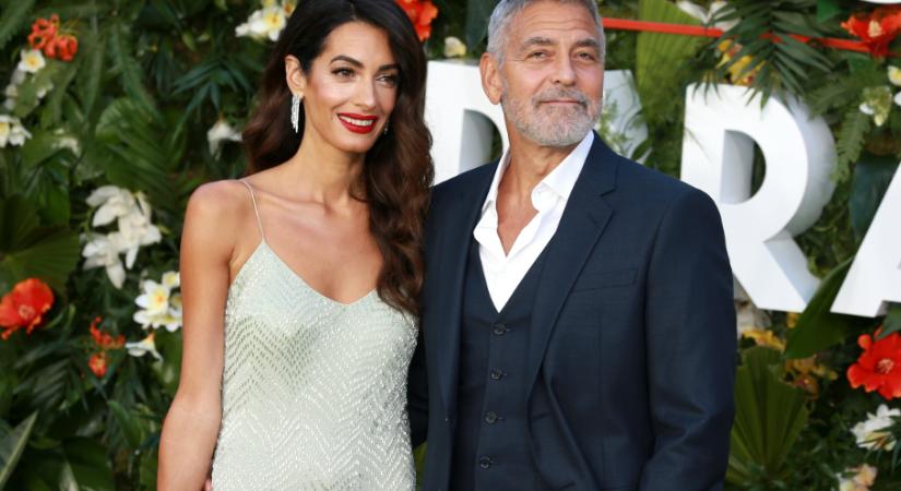 Így érkezett meg Milánóba – Amal Clooney leopárdmintás csizmáját imádják most az emberek