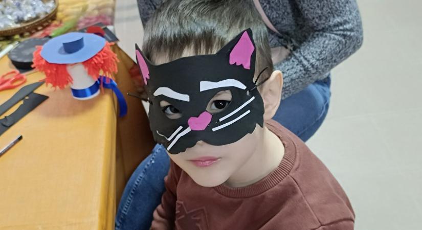 Vágtak, ragasztottak, farsangoltak