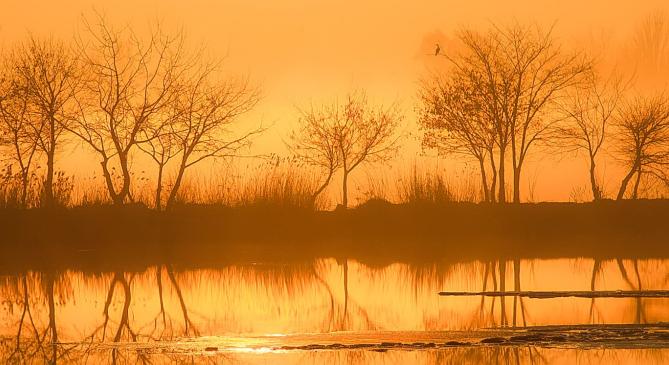 Színes naplementét, és többfelé márciust idéző időt hozott a szombat