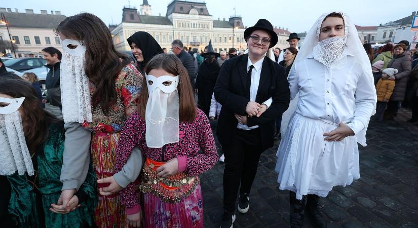 Télűzés bunyevác módra: maszkajárás hozott fergeteges hangulatot Bajára – fotók