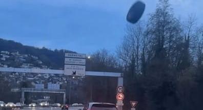 Hajmeresztő videón egy elgurult gumiabroncs ámokfutása az autópályán