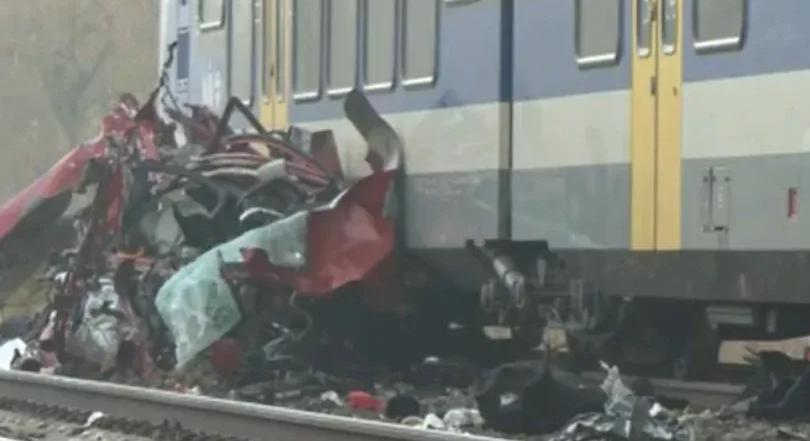 Sínek közé csúszott egy kocsi Isaszegnél, két vonat is letarolta