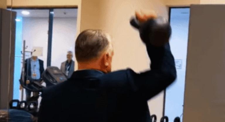 Így még biztosan nem látta Orbán Viktort, súlyzóval a kezében kapták lencsevégre