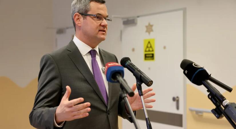 Egészségügyi államtitkár: Az MKKP aktivistája maga döntött úgy, hogy nyílt töréssel hazamegy a kórházból