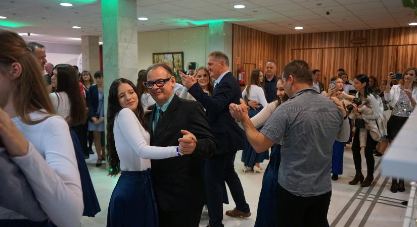 Összefogtak és báloztak a katolikus iskoláért