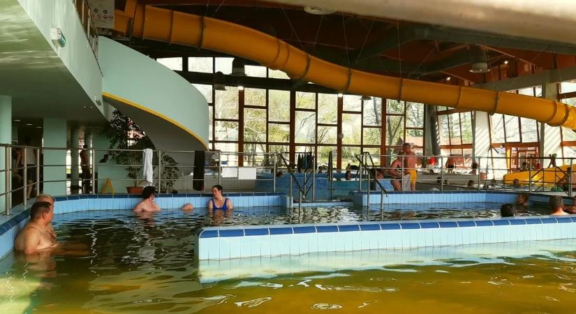 Örülhetnek a fürdőzők: februárban látványosan enyhülnek az árak