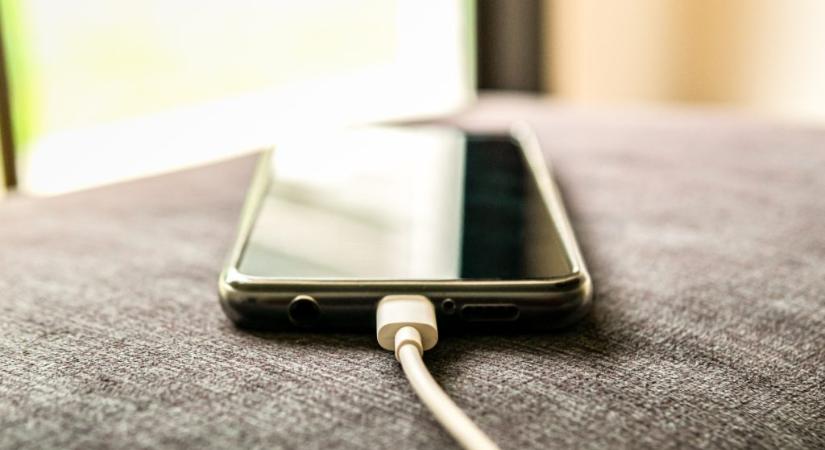 Mit jelent az akkumulátorkímélő töltés az okostelefonoknál?