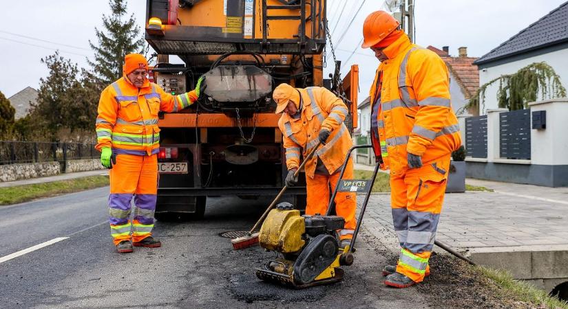 Tíz éve nem látott fagy - Sok gondot okoznak a kátyúk - fotók