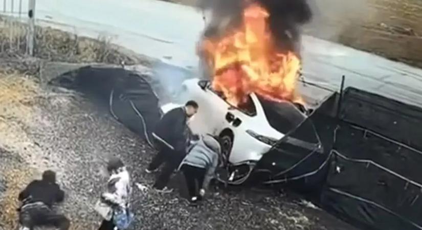 Kegyetlen videó mutatja be, miért tiltják be a villanyautók rejtett kilincseit