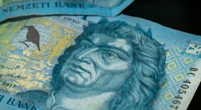 Több ezer milliárd forintot égetnek el a magyarok a párna alatt