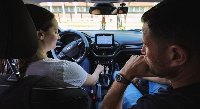 Páratlan lehetőséget kapnának a szülők, nem csak pénzzel segíthetnék a jogsiszerzést