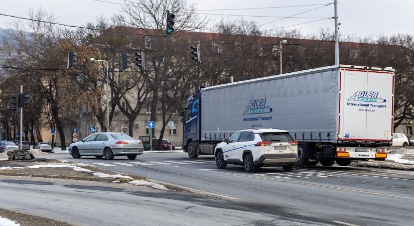 Nagy változások jönnek a közlekedésben: itt van minden, amit tudnod kell a 2026-os KRESZ-ről
