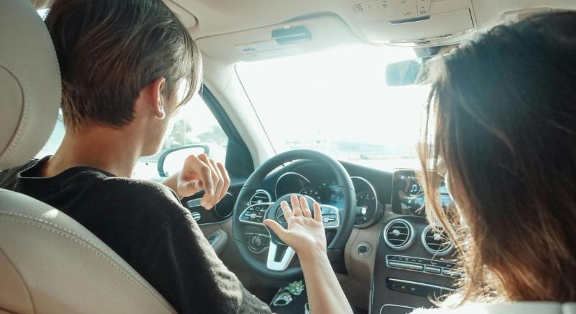 Ez a szabály átírhatja a jogsit! Szülő ülhet oktatóként az anyósülésen?