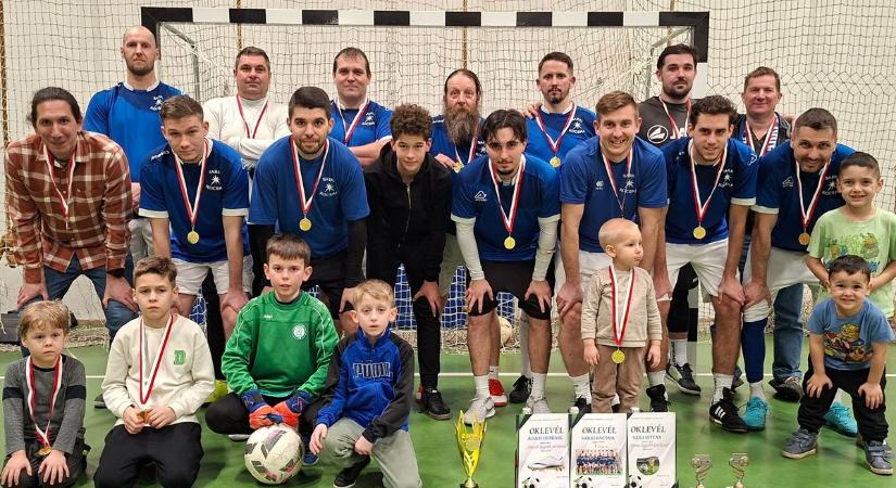 Bödével és Ádámmal a soraiban újra trónon a Sarki Kocsma!