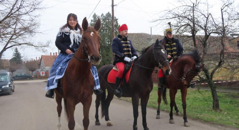 Lovak, díszegyenruhák, kardok: huszárok lepték el Vásárhely utcáit – videóval