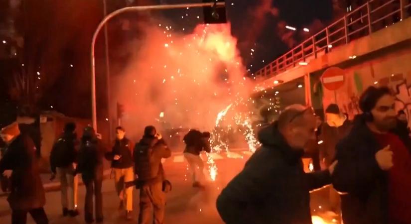 Elfajult a tüntetés, könnygázt és vízágyút vetett be a rendőrség az ICE elleni demonstráción