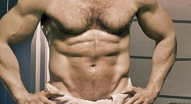 Kitalálod a kockákból, hogy ez melyik filmsztárnak a hasa? Egy felkapott akciósztárról van szó