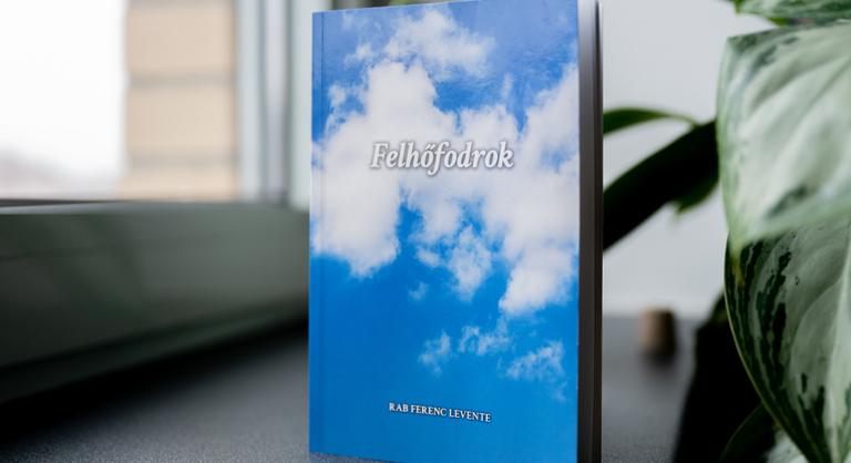 A felhőfodrok közül pottyant le egy pipázó sirály