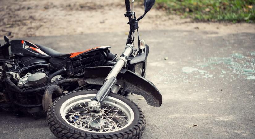 3 teljesen vétlen motoros halt meg egy száguldó miatt – mindhárman családtagok voltak