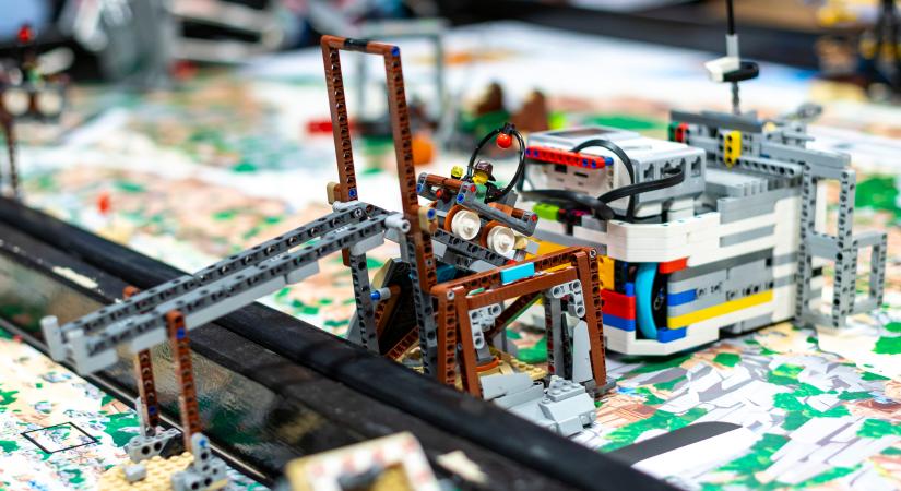Játék és tanulás: LEGO-robotok lepték el a Széchenyi-egyetemet