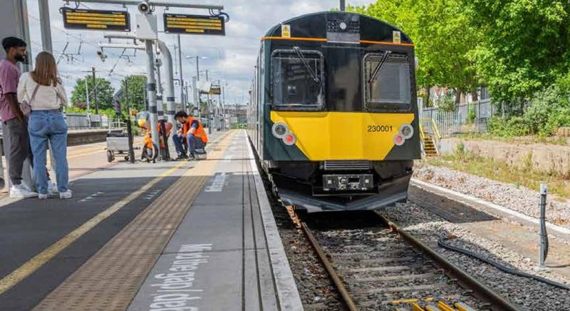 Gyorstöltős akkumulátoros vonat állt szolgálatba – Felsővezeték nélküli szakaszokon működik