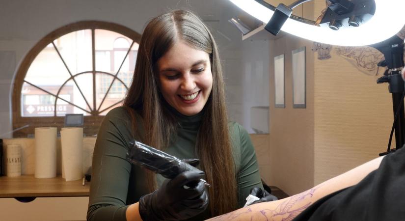 Traumák és emlékek a bőrre varrva: ez rejtőzik a legszebb minták mögött