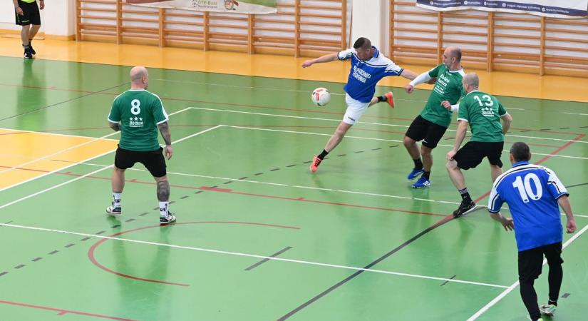 Aláírt válogatott labda és telt ház: Rekordot dönthet a jótékonyság a III. Tőzsér Csabi emléktornán – galériával, videóval