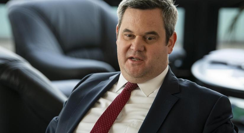 Takács Péter szerint az MKKP aktivistája döntött úgy, hogy nyílt állkapocstöréssel elhagyja a veszprémi kórházat