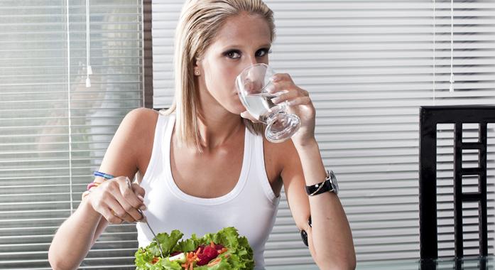 Mikor igyunk: étkezés előtt, alatt vagy utána?