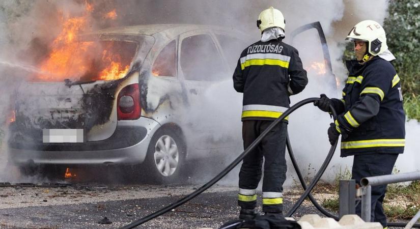 Lángok csaptak fel az éjjel: teljesen kiégett egy autó Vértesszőlősön